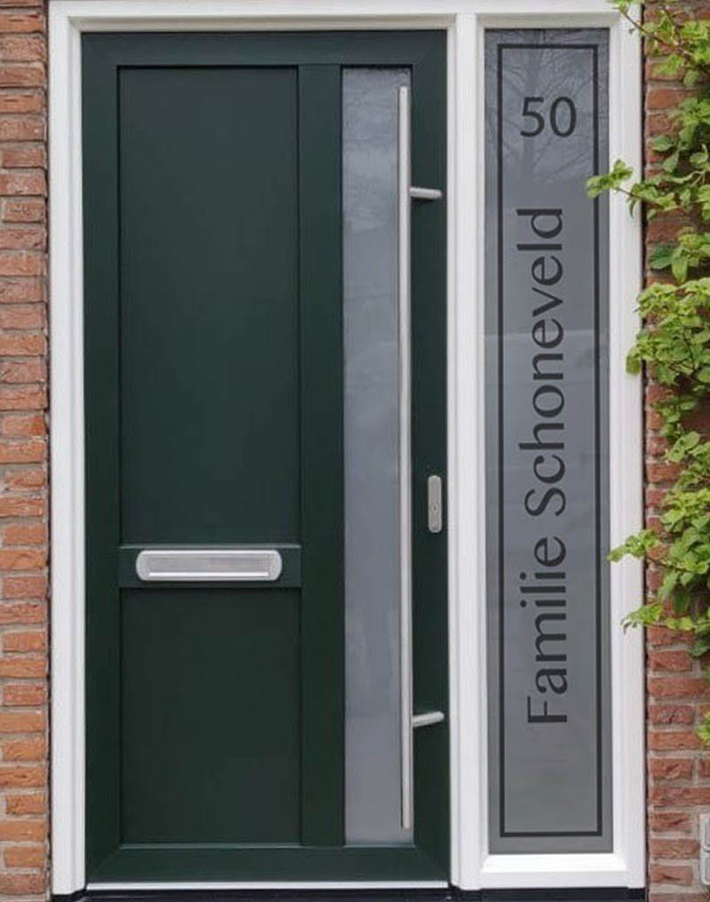 Op maat gemaakte verticale langwerpige raamfolie op maat bestellen. Snel en persoonlijk, op maat gemaakt. Op zoek naar een langwerpige raamfolie met huisnummer of naam? Bestel snel en eenvoudig op maat gemaakte verticale raamfolie
